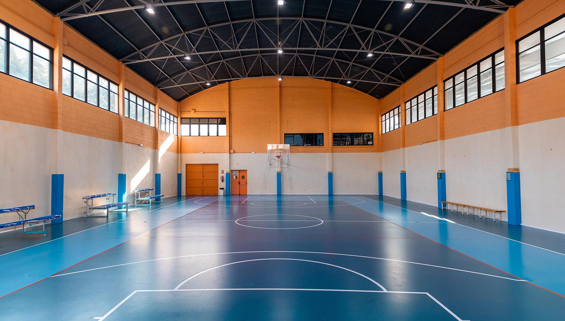 Vista interior de pistas deportivas por Labona Estudio 