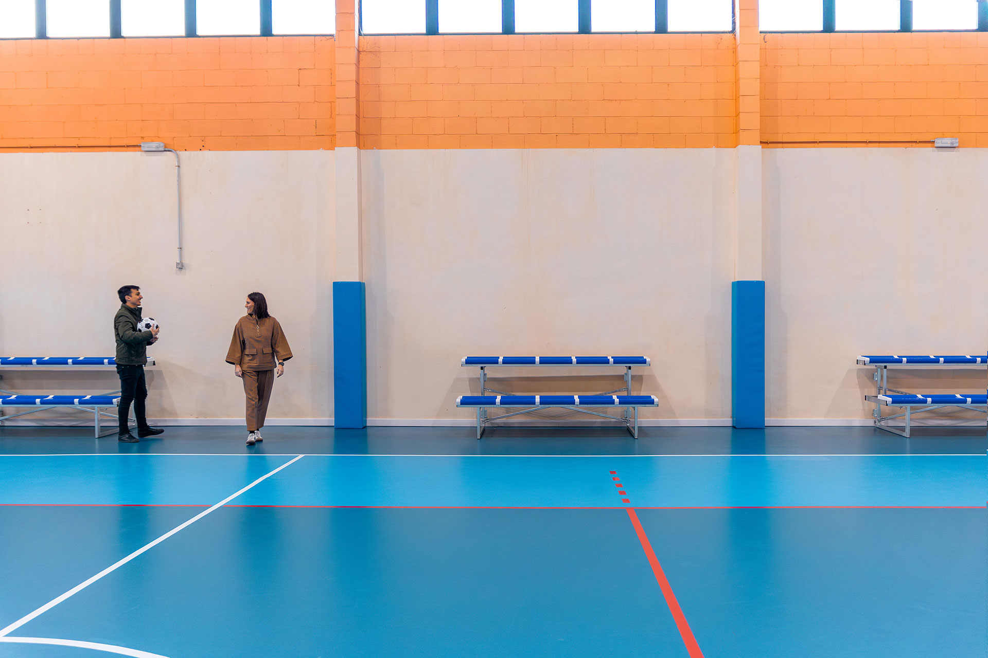 Vista de los banquillos de las pistas deportivas por Labona Estudio 