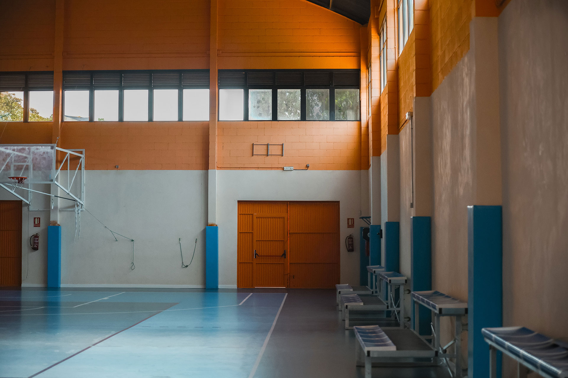 Vista interior de pistas deportivas por Labona Estudio 