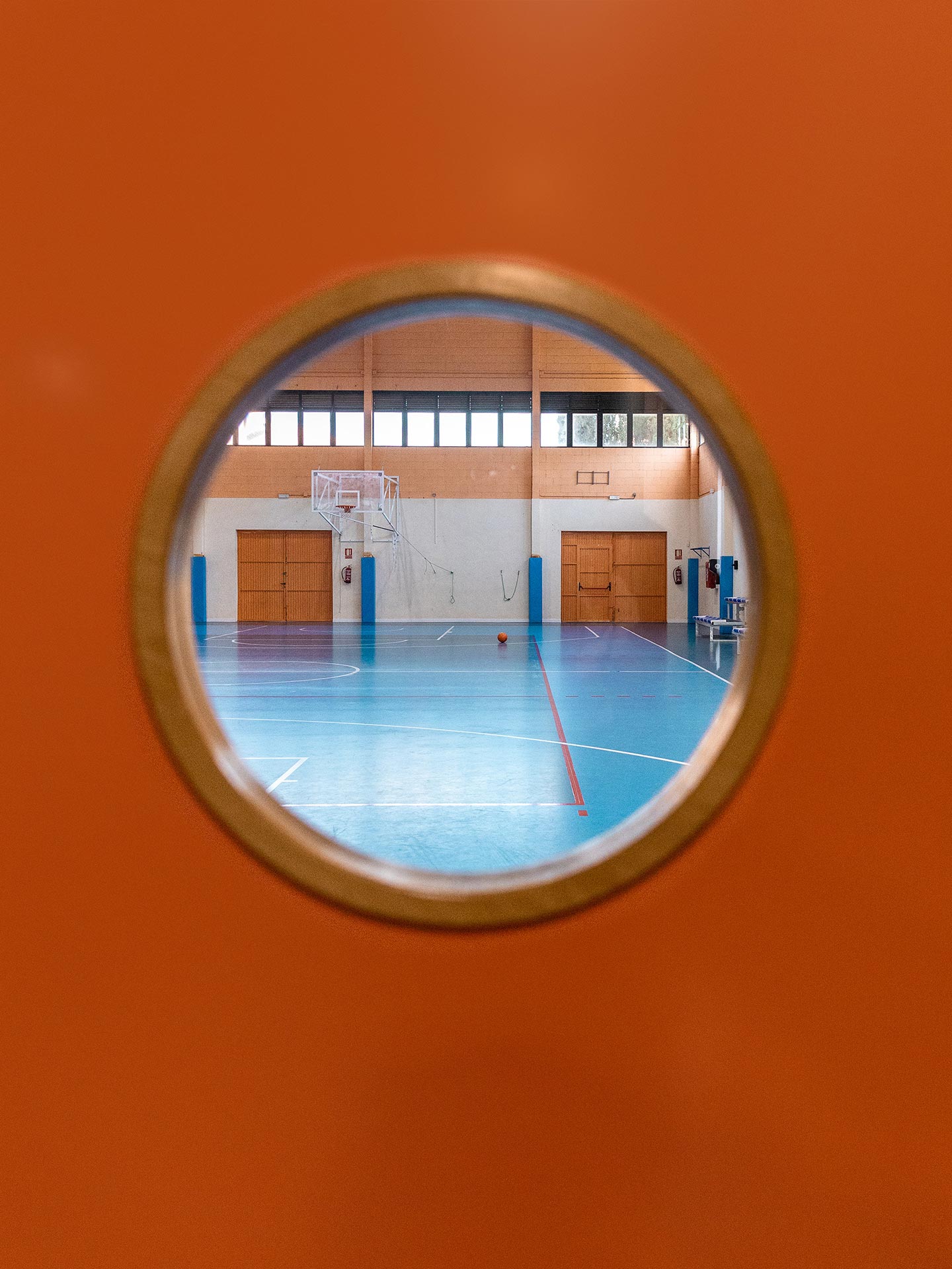 Vista al interior de las pistas deportivas por Labona Estudio rectangular 