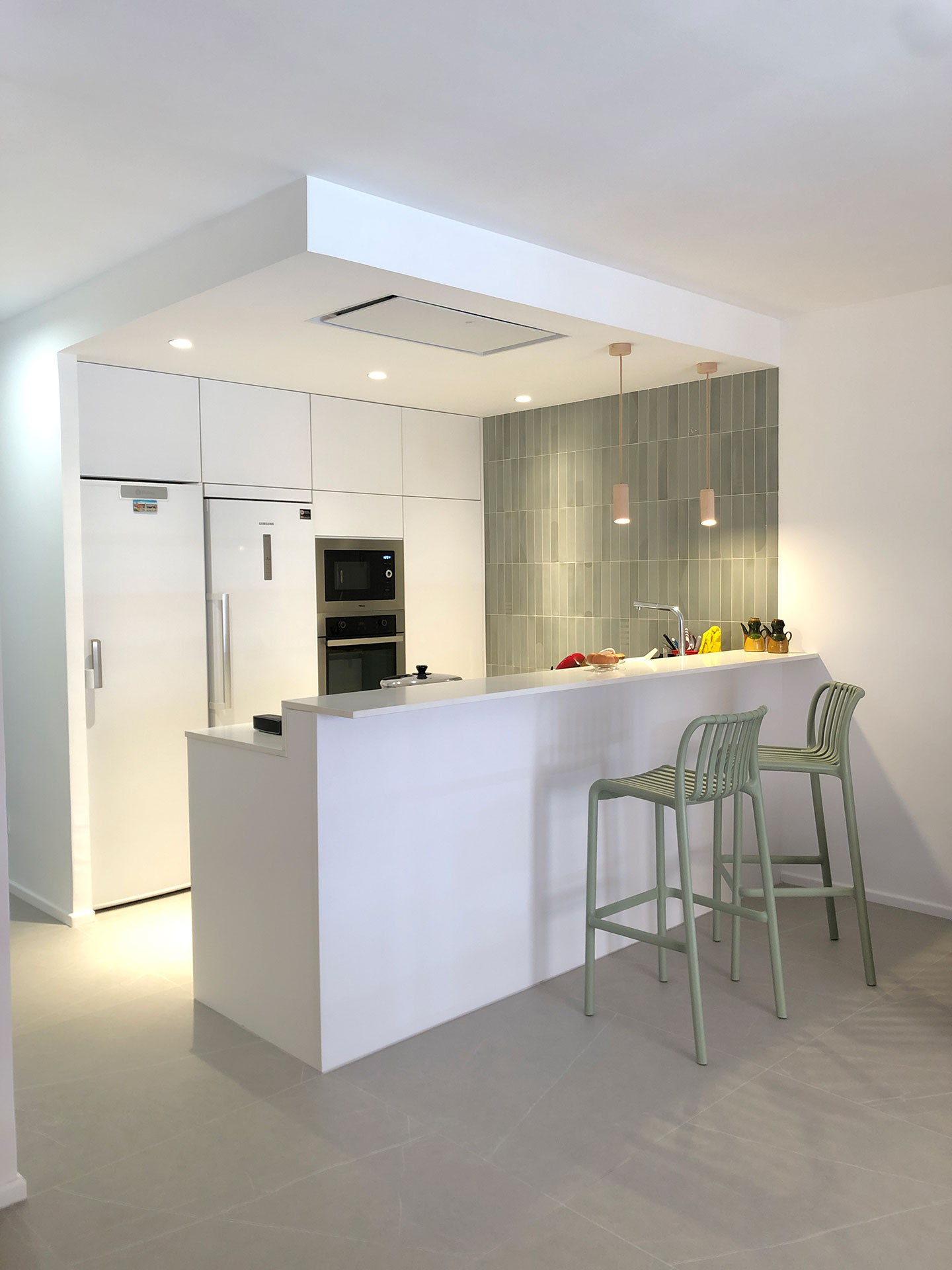 Vista de la cocina reformada por Labona Estudio 
