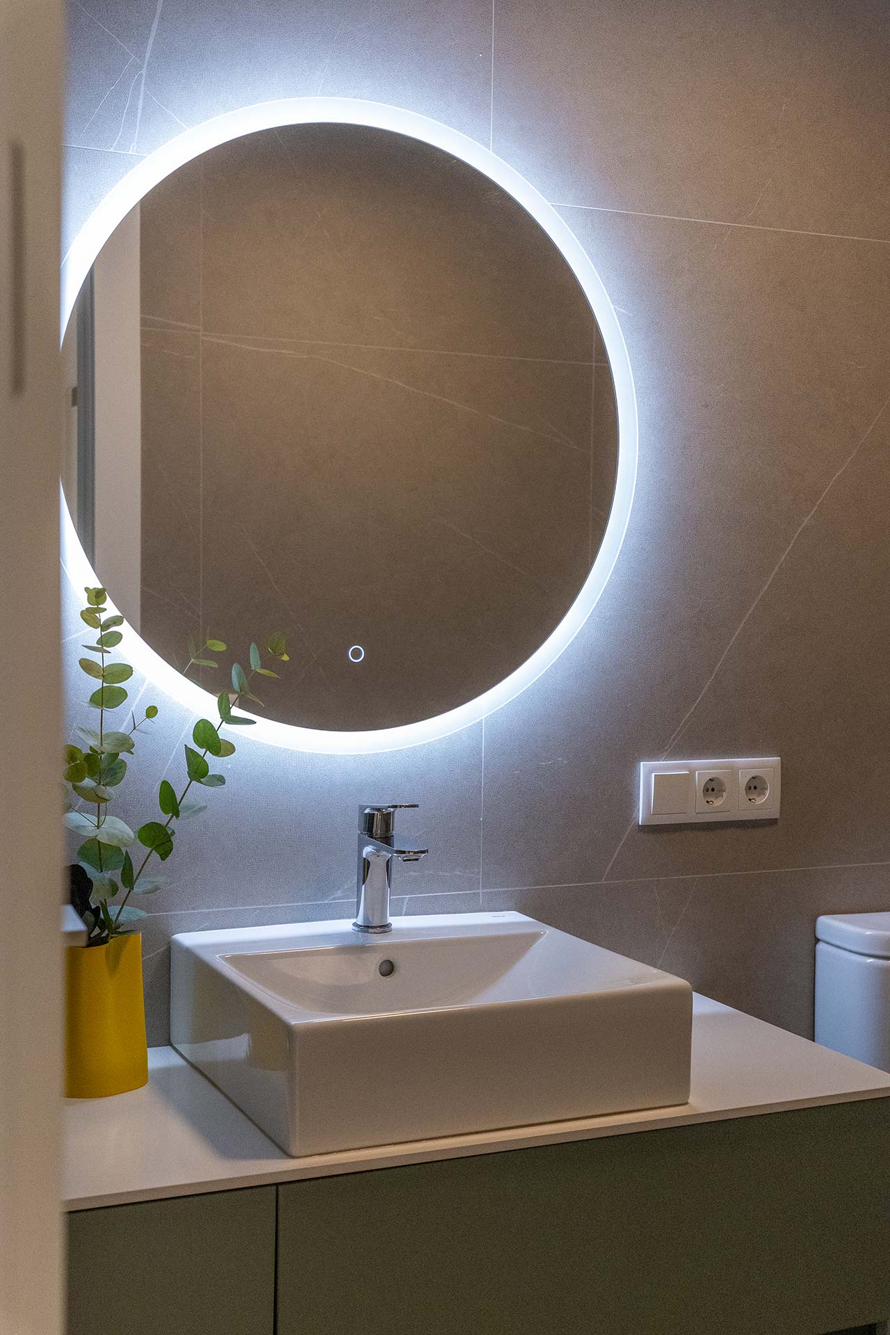 Vista y detalles del baño reformado por Labona Estudio 