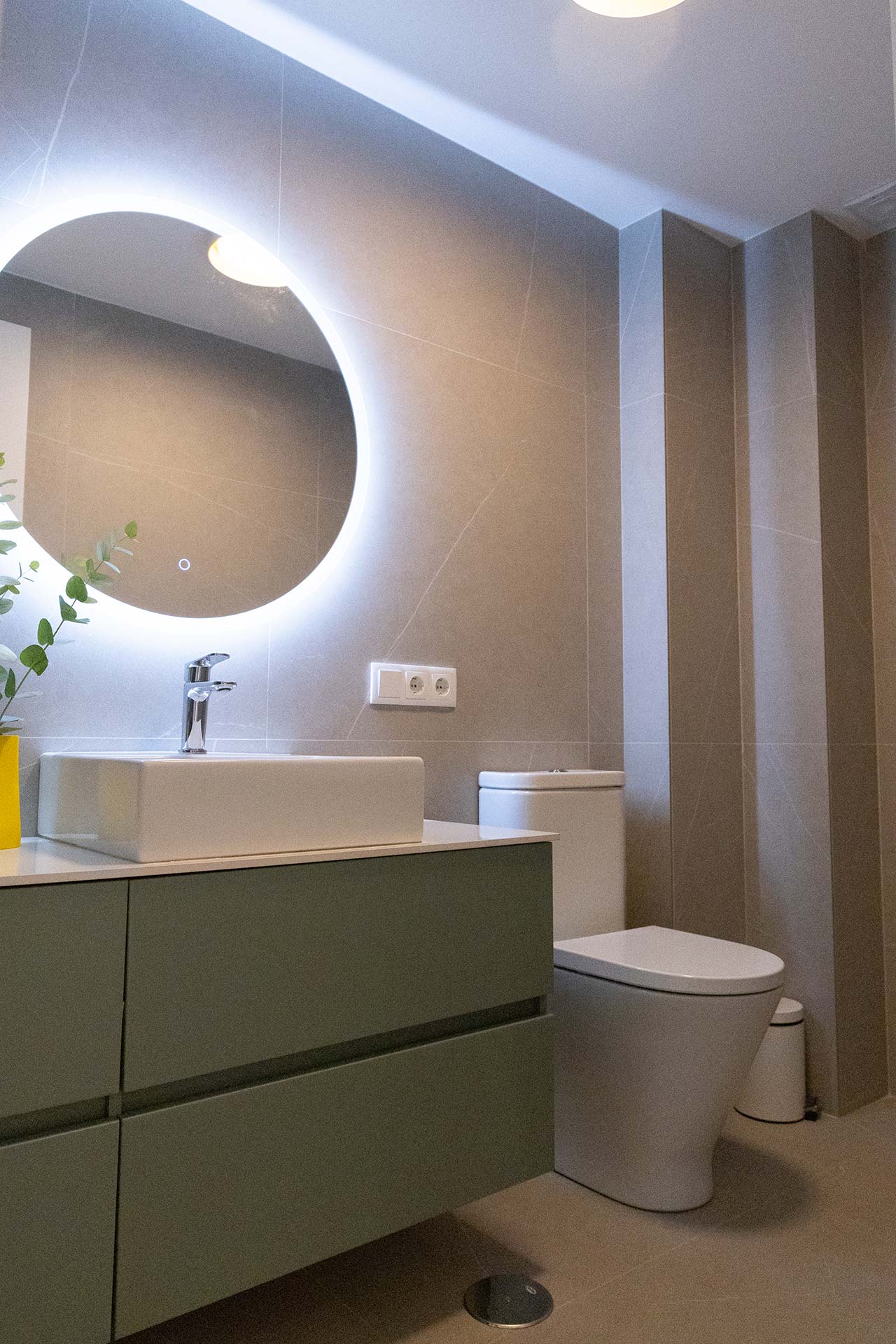 Vista del baño reformado por Labona Estudio 