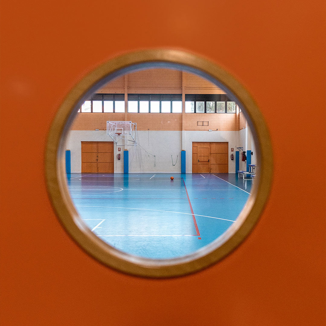 Vista al interior de las pistas deportivas por Labona Estudio 