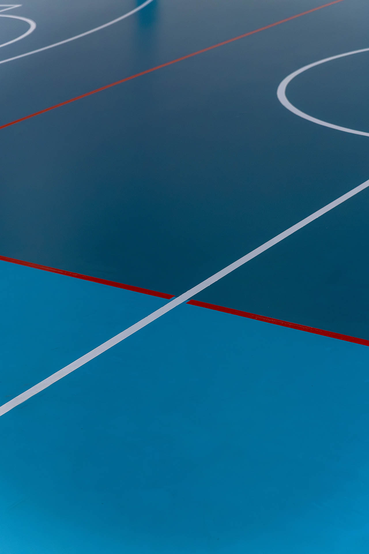Contraste de las pistas deportivas por Labona Estudio 